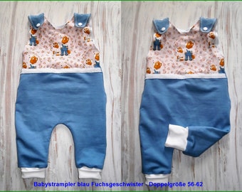 Baby Strampler aus French Terry mit blauem Unterteil und Design Fuchsgeschwister weiße Rüsche oder Zackenlitze Bündchen weiß Innenfutter