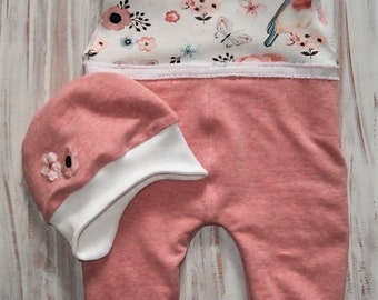 Baby Strampler und Babybeanie im Set French Terry lachsfarben Design Rotkehlchen rosa Zackenlitze oder Spitze Bündchen weiß Innenfutter