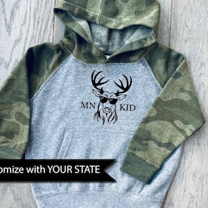 Sudadera con capucha Cool Deer / Él está cazando / Estado natal / Caza juvenil / Sudadera divertida con gafas de sol / Regalo para niños pequeños, niños y adolescentes / Camuflaje unisex