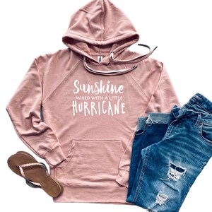 Sudadera con capucha Sunshine Hurricane: divertida y sarcástica sudadera rosa polvorienta de felpa