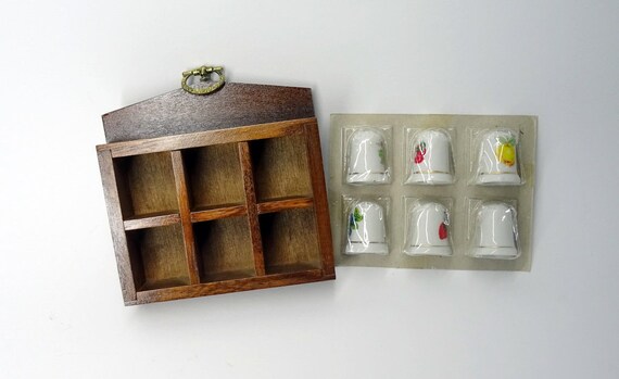 Thimbles and Thimble Cases　指ぬきと指ぬきケース Thimble Case With 6 Thimbles Made of Porcelain Vintage From