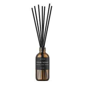 Pode incluir: Uma garrafa de vidro marrom com varetas difusoras pretas e um rótulo preto que diz "YOUR SCENT" com o texto "COCONUT MILK, ALMOND, SANDALWOOD" abaixo.