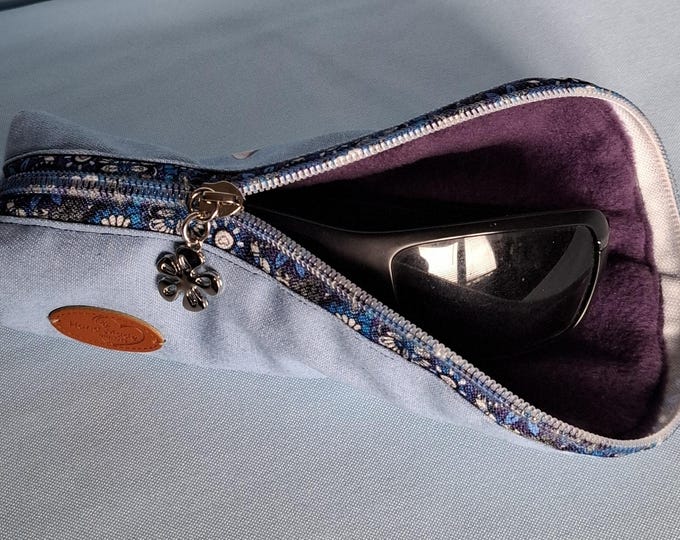 Glasses case for women and men, available in different colors.