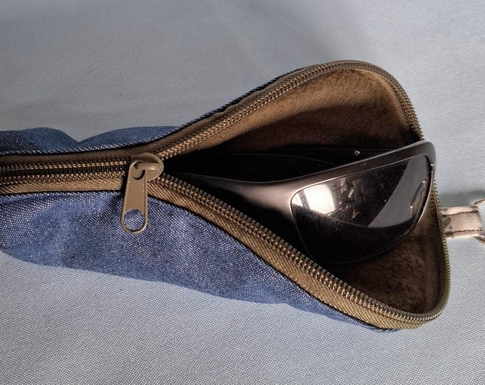 Glasses case for women and men, available in different colors.