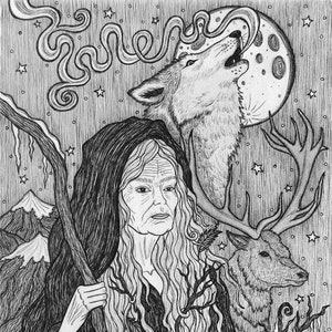 以下が含まれることがあります： 黒と白のペンとインクで描かれた、黒いフード付きローブを着た、長い白い髪を持つ女性の絵。彼女は右手に杖を持っている。彼女の後ろには、月に向かって吠えるオオカミと、大きな角を持つ鹿がいる。背景は星空の夜空です。