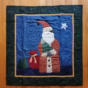 Immagine di Babbo Natale nella notte di Natale, Babbo Natale che consegna regali, pannello in tessuto trapuntato, decorazioni natalizie, regali per Natale