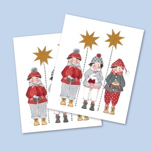 Könnte beinhalten: Zwei Kunstdrucke mit Illustrationen von Kindern in Winterkleidung. Jedes Kind hält ein kleines Tier und einen goldenen Stern. Die Kinder tragen rote, graue und weiße Outfits mit passenden Mützen und Schals. Die Drucke sind auf weißem Hintergrund.