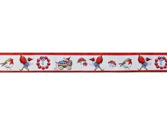 Könnte beinhalten: Rot-blaues Band mit einem sich wiederholenden Muster aus Rotkehlchen, Zwergen und Kränzen. Das Band hat einen weißen Hintergrund mit roten Streifen.
