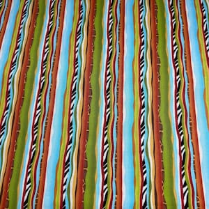 Può includere: Tessuto con un motivo a righe colorate. Strisce verticali in tonalità di verde, blu, arancione e marrone, con accenti zebrati in bianco e nero. Il tessuto ha un aspetto strutturato, adatto a vari progetti artigianali.