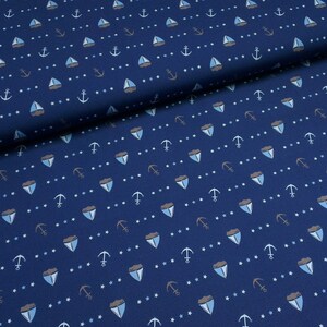 Könnte beinhalten: Blauer Stoff mit einem sich wiederholenden Muster aus weißen Segelbooten und braunen Ankern. Der Hintergrund ist dunkelblau.