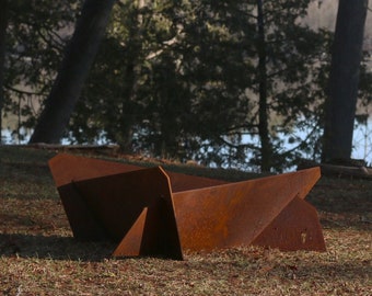 Grand foyer extérieur en acier corten patiné