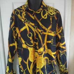 Camisa con botones y diseño ecuestre para hombre de Fashion Nova, talla M