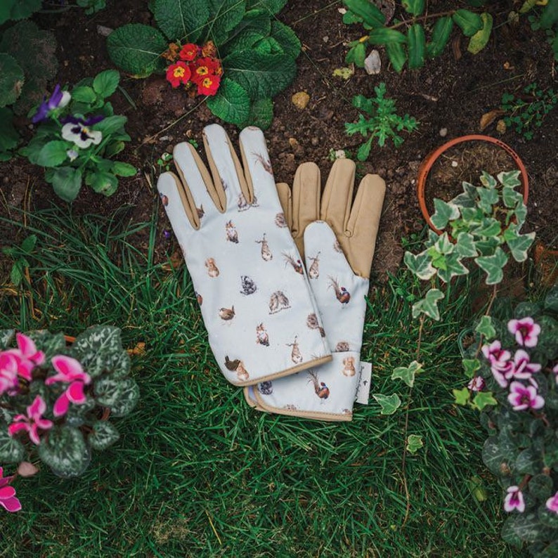 Garden gloves with rabbits and animal motifs image 4