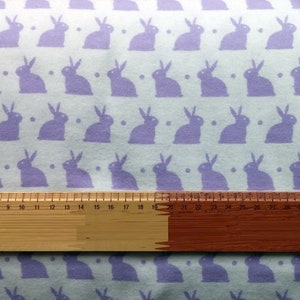 Kuscheliger Flanellstoff Kaninchen Motiv weiß/lila Bild 2