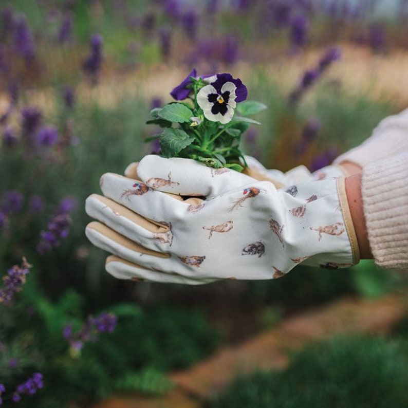 Garden gloves with rabbits and animal motifs image 3