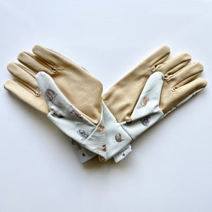 Garden gloves with rabbits and animal motifs image 7