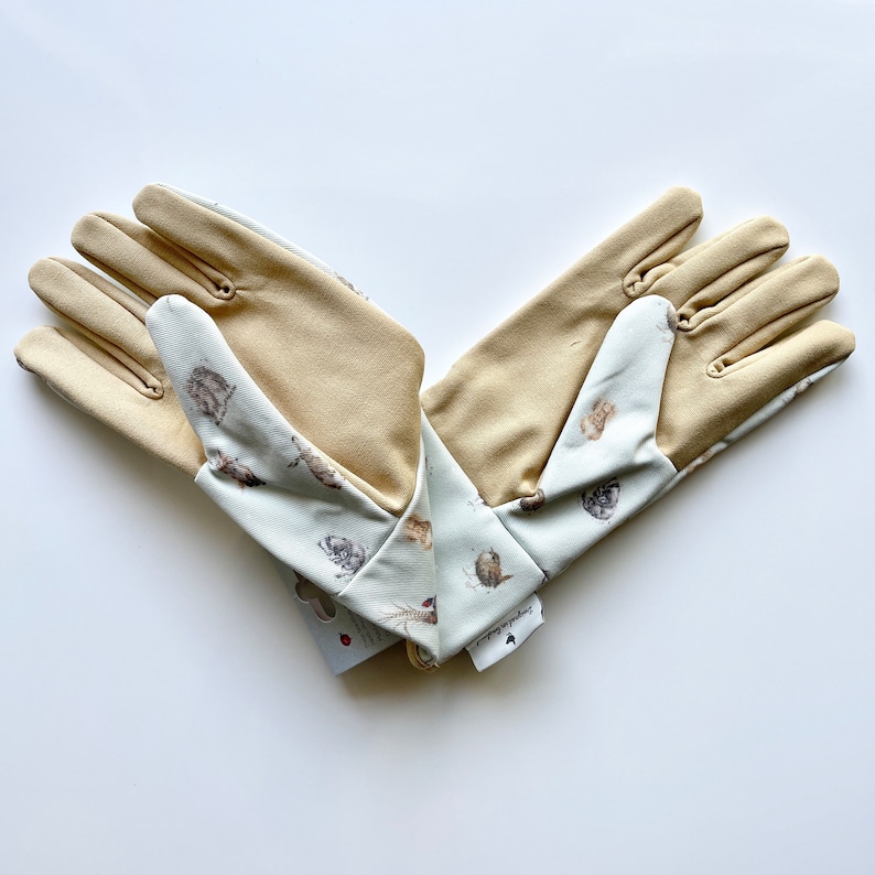 Garden gloves with rabbits and animal motifs image 7