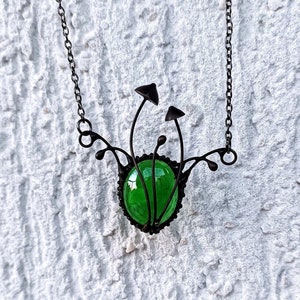 Gioielli di funghi magici funghi floreali boho ciondolo botanico con vetro verde, collana di streghe della foresta, stile hippie, stile strega, moda fata