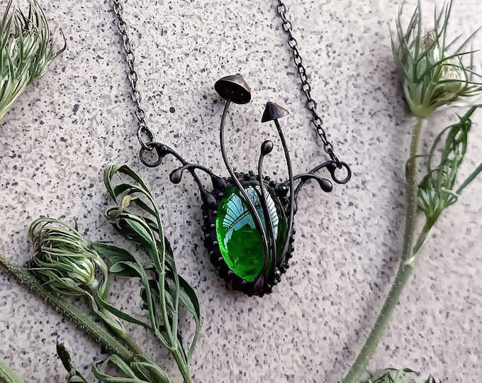 Magic mushroom jewelry floral fungi boho botanical pendant with green glass, forest witch necklace, hippiestyle, witchstyle, fairy fashion