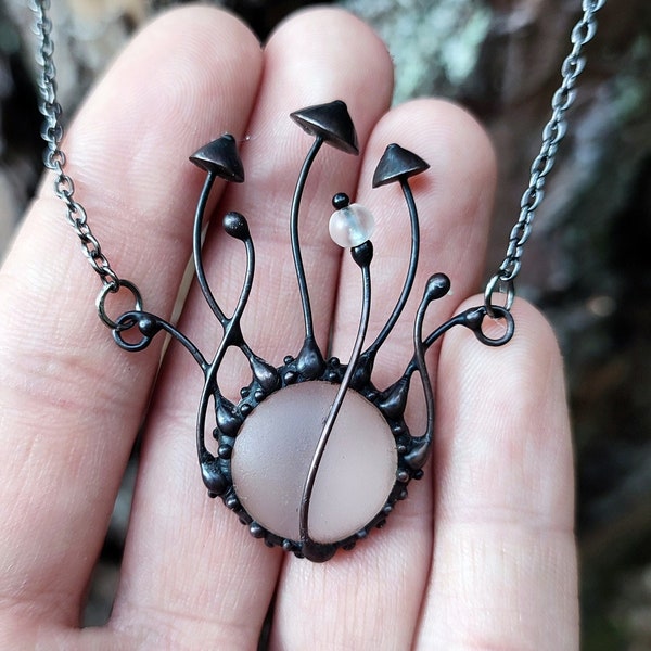 Collier psychédélique hippie bohème, pendentif champignons magiques avec verre mate transparent, bijoux floraux botaniques nature champignons, cadeau forêt inhabituel.