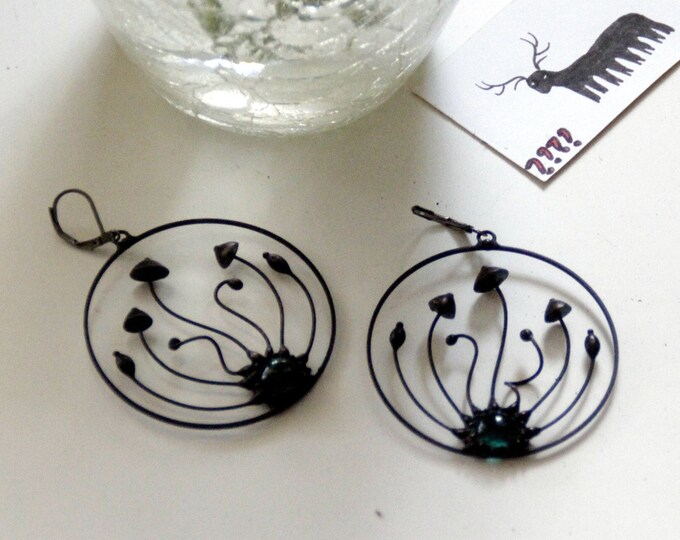 Woodland mushrooms hoop metal earrings with green glass, forest faerie witch hoop earrings, aesthetic fungi jewelry inspired by wild forest.