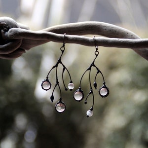 Baumzweig Ohrringe, asymmetrischer Schmuck, asymmetrische Metallzweigohrringe mit klarem Glas, Hexenohrringe, asymmetrischer Boho, Wald