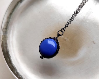Minimalist Blue Glass Round Pendant Choker Necklace: Handcrafted Artisan Jewelry