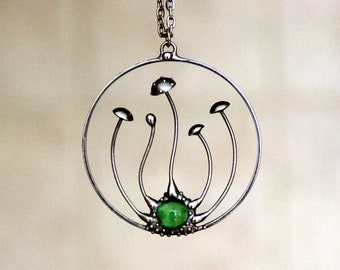 Pendentif rond en métal argenté de bijoux de champignon magique d'amanite, collier esthétique de nature, pendentif de sorcière de fée de style de forêt botanique