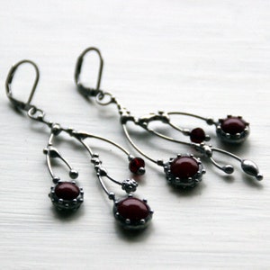 Asymmetrische Metallzweigohrringe mit rotem Glas, Baumzweigohrringe, asymmetrischer Schmuck, Waldzweigohrringe, asymmetrisches Boho