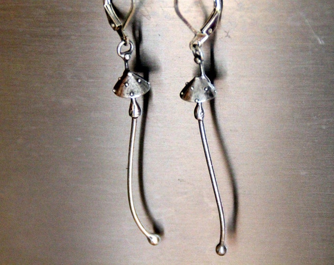 Silver metal magic mushrooms amanita fungi earrings, witchy fairy nature mushroom jewelry earrings, foreststyle botanical earrings.