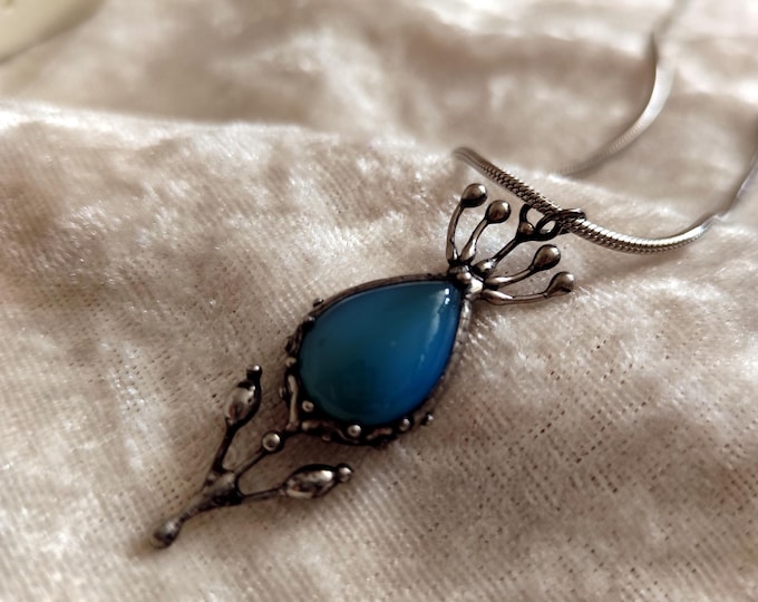 Floral design botanical style metal silver flower necklace, unusual and delicate aesthetic naturecore jewelry, gift for her.
