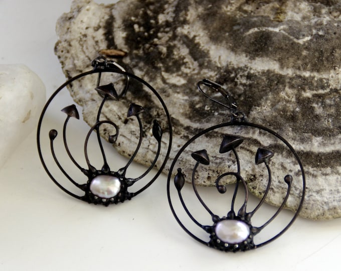 Magic mushrooms hoops metal earrings with pearl, woodland fairy witch earrings hoops, psycolocibe fungi hoops earrings inspired by forest.