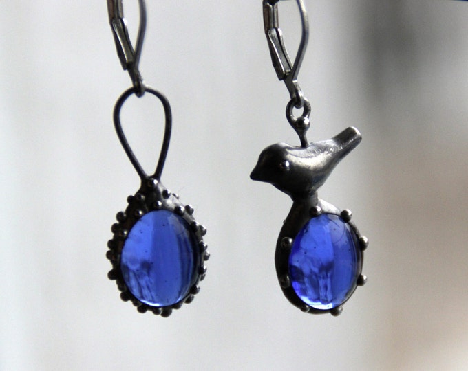 Asymmetrical raindrop art novoe bohemian hippie earrings, silver metal forest bird aesthetic boho earrings, forest berdie unique jewelry.