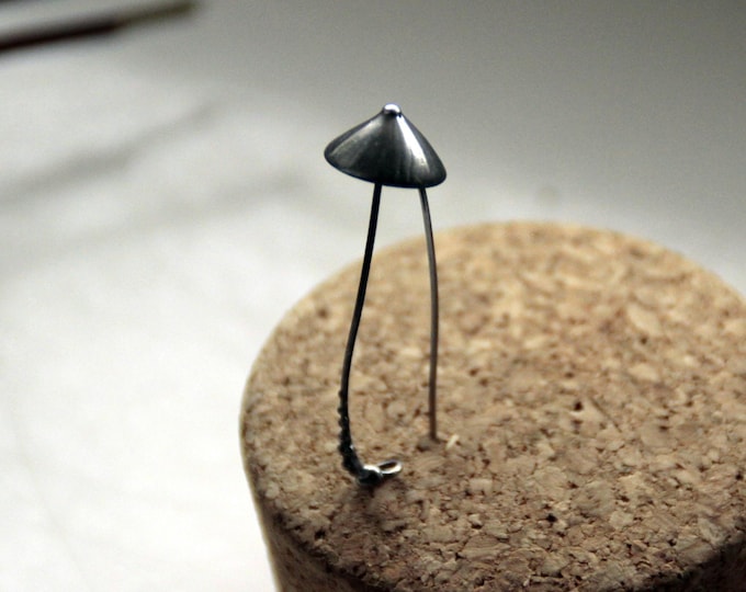 Handmade forest brooch magic mushroom, aesthetic pixie witch clothing style, unuque nature core gift, small fungi brooch.
