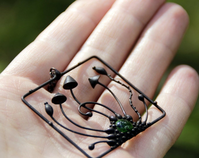 Botanical magic Mushrooms Hippie pendant with green glass, bohemian fungus necklace, unusal forest gift, unique woodland witchy jewelry.