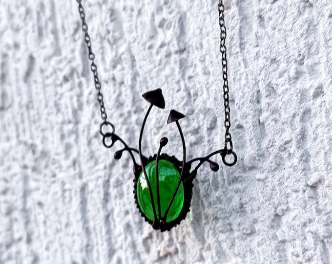 Magic mushroom jewelry floral fungi boho botanical pendant with green glass, forest witch necklace, hippiestyle, witchstyle, fairy fashion