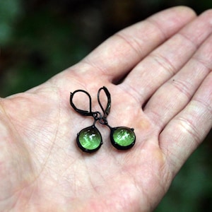 Brincos de apanhador de sol em estilo art nouveau com vidro verde, brincos de vitral verde, brincos exclusivos em estilo boho.