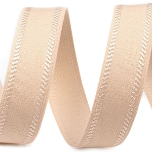 Könnte beinhalten: Beiges elastisches Band mit dekorativer Ziernaht. Das Band ist gewellt und wirkt weich und flexibel, geeignet für verschiedene Näh- und Bastelprojekte. Die neutrale Farbe macht es vielseitig für verschiedene Designs.