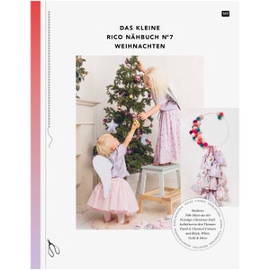 Könnte beinhalten: Ein Buchcover mit dem Titel "Das Kleine Rico Nähbuch N°7 Weihnachten" zeigt zwei Kinder, die einen Weihnachtsbaum schmücken. Das Buchcover ist rosa und weiß mit einem dekorativen Rand.