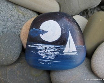 Piedra decorativa, luna junto al mar, piedras pintadas, arte en piedra,