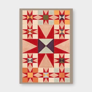 Könnte beinhalten: Gerahmter Druck mit einem geometrischen Steppmuster. Der Quilt zeigt ein zentrales Sternmuster in Rot-, Rosa- und Lilatönen, umgeben von kleineren Stern- und Quadratmotiven in Komplementärfarben. Das Kunstwerk ist mit einem neutralen Rahmen versehen.