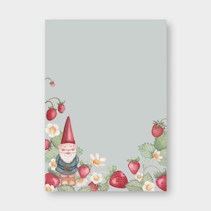 Könnte beinhalten: Eine Aquarell-Illustration eines Zwergs, der in einem Feld mit Erdbeeren und weißen Blumen steht. Der Zwerg trägt einen roten Hut und eine grüne Weste. Die Erdbeeren sind rot und die Blumen sind weiß.