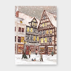 Könnte beinhalten: Illustration einer verschneiten europäischen Stadtszene mit Fachwerkhäusern. Menschen gehen im Schnee, einige tragen einen Weihnachtsbaum und ziehen einen Schlitten. Die Gebäude haben beleuchtete Fenster, was auf eine gemütliche Weihnachtsatmosphäre hindeutet.