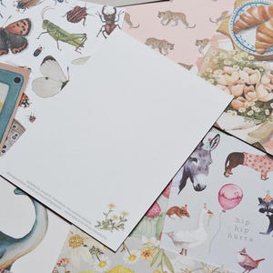 K&ouml;nnte beinhalten: Eine Sammlung von bunten gemusterten Papieren mit Illustrationen von Schmetterlingen, Insekten, Tieren und Blumen. Die Papiere eignen sich perfekt zum Scrapbooking, Kartenbasteln und anderen Bastelprojekten.