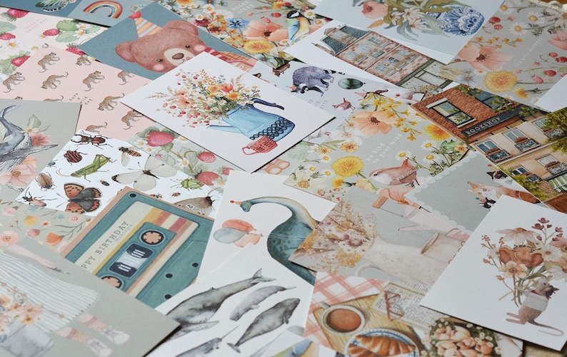 K&ouml;nnte beinhalten: Eine Sammlung bunter Karten mit verschiedenen Designs, darunter ein Kassettenband, eine Gie&szlig;kanne mit Blumen, ein Vogel, eine Gans und ein Geb&auml;ude mit der Aufschrift "BOOKSHOP".