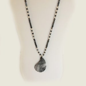 Colgante de jasper gris, blanco, forma libre en forma de hoja en cadena hecha a mano. One-of-a-Kind imagen 1