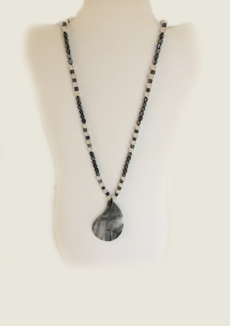 Colgante de jasper gris, blanco, forma libre en forma de hoja en cadena hecha a mano. One-of-a-Kind imagen 1