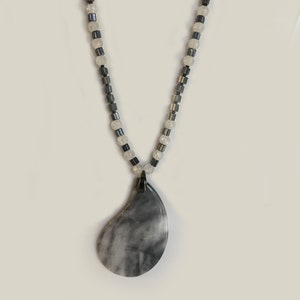 Colgante de jasper gris, blanco, forma libre en forma de hoja en cadena hecha a mano. One-of-a-Kind imagen 3