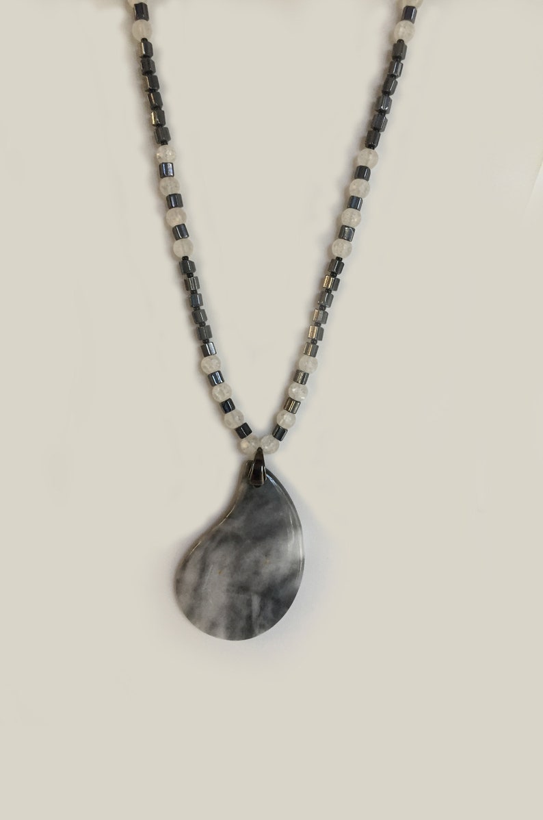 Colgante de jasper gris, blanco, forma libre en forma de hoja en cadena hecha a mano. One-of-a-Kind imagen 3