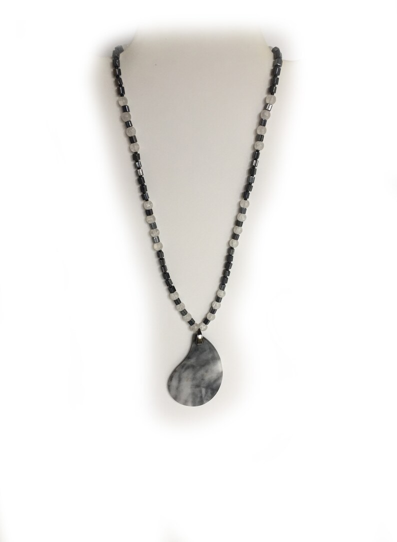 Colgante de jasper gris, blanco, forma libre en forma de hoja en cadena hecha a mano. One-of-a-Kind imagen 4